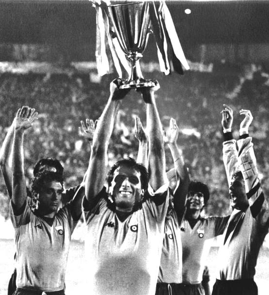 Scirea mentre solleva la Coppa delle Coppe 1984: vittoria per 2-1 in finale contro il Porto (Ansa)